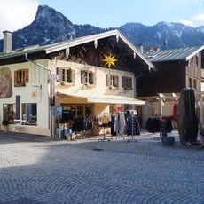 Ludwig-Thoma-Straße 2