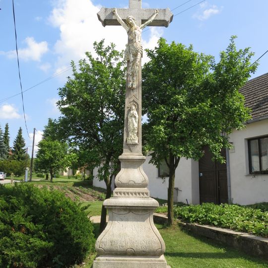 Kříž u kaple v Radkovicích u Budče