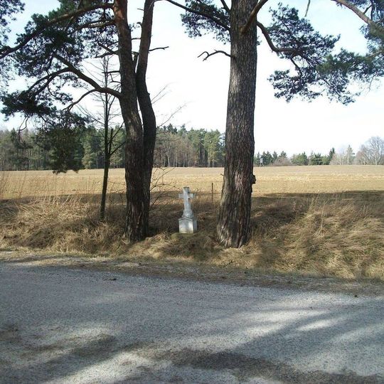 Kříž mezi Lomany a Dražní