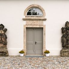 Einzeldenkmale der o. g. Sachgesamtheit: Friedhofskirche mit acht Grabmalen und Bildstock an der äußeren Kirchenwand, Leichenhalle, sechs Grabmale auf dem Friedhof, Friedhofseinfriedung mit Friedhofstor an der Alten Marienberger Straße sowie Stüt
