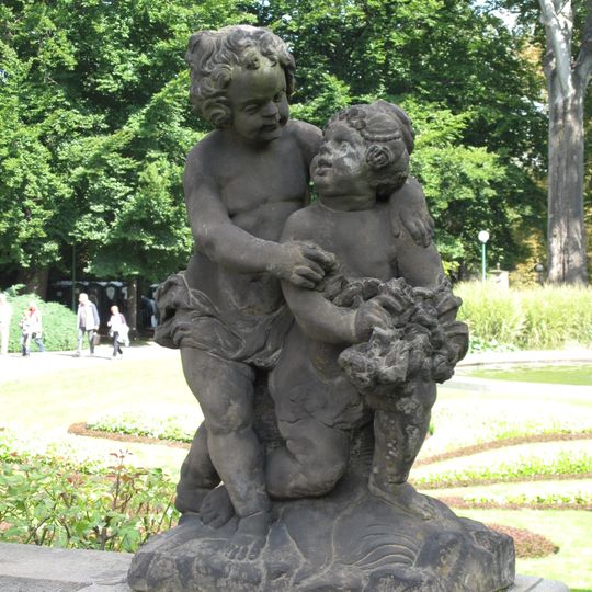 Sousoší putti vpravo od schodiště v Královské zahradě na Hradčanech