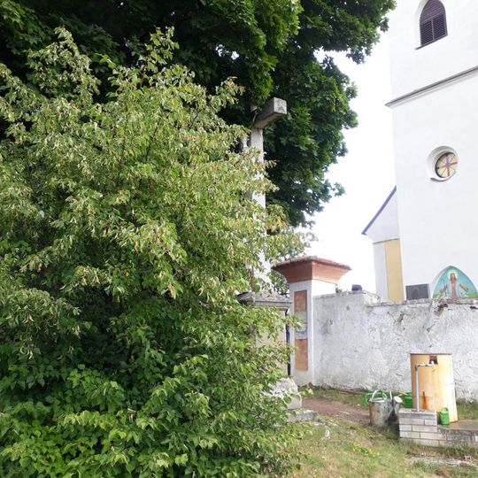 Kříž ve Skalici u kostela