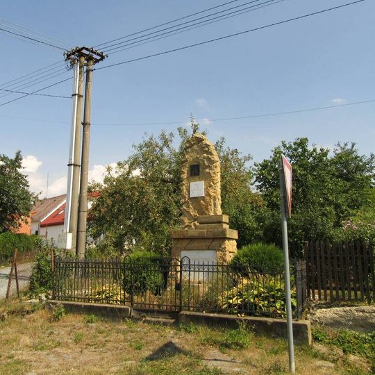 Pomník padlým v Plinkoutu na křižovatce