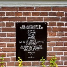 Plaquette op de gevel van de voormalige synagoge