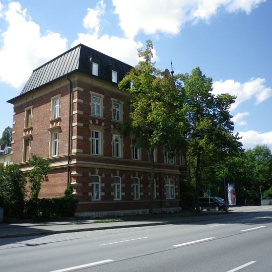 Mietshaus mit Gaststätte