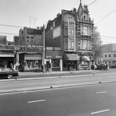 Pand met gevel, waarboven dwars dakje