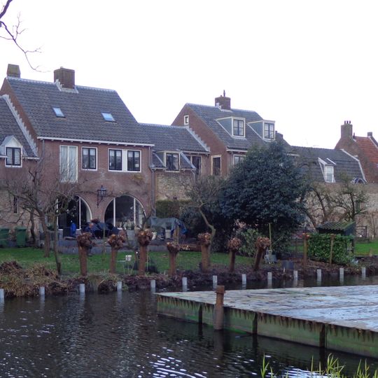 In het pand of op de grens van het erf bevindende stadsmuur