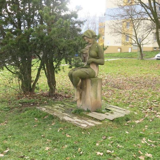 Socha Dívka s motýlem v Hamerské ulici v Janově u Litvínova