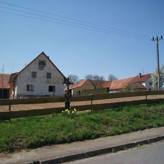 Kříž v Lejčkově u cesty na Oblajovice