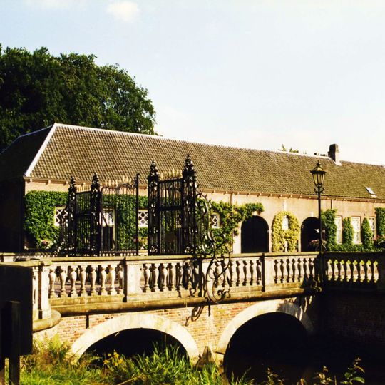 Ampsen: balustrade, toegangshek en toegangsbrug aan het voorplein