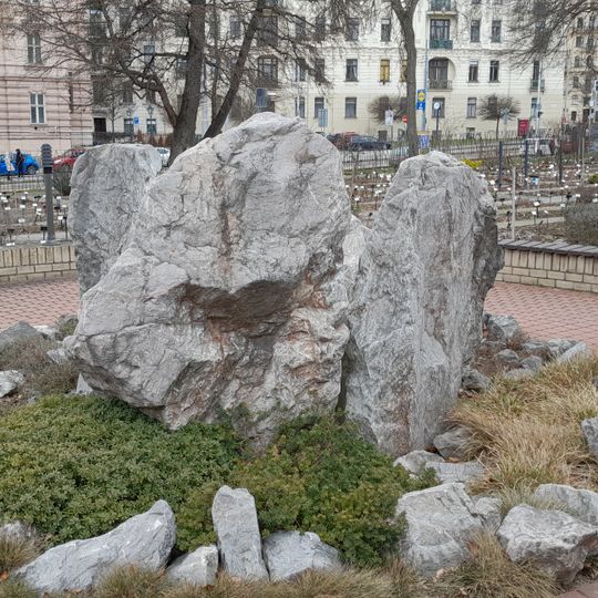 Plastika Svědkové věků v botanické zahradě v Brně