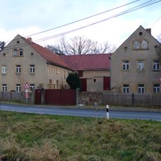 Dreiseithof mit Wohnstallhaus, Seitengebäude und Scheune Berbisdorfer Hauptstraße 6; 6a