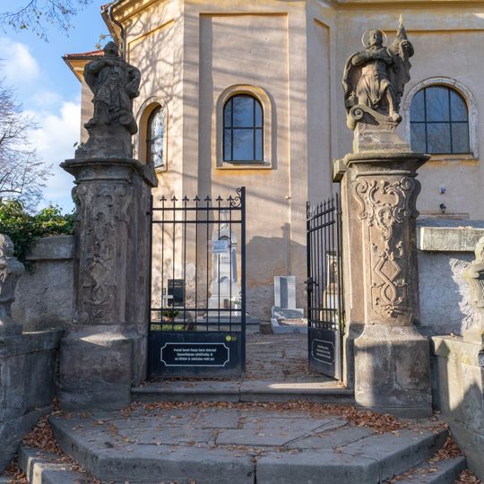 Ohradní zeď kostela Panny Marie Bolestné v Lhotách u Potštejna