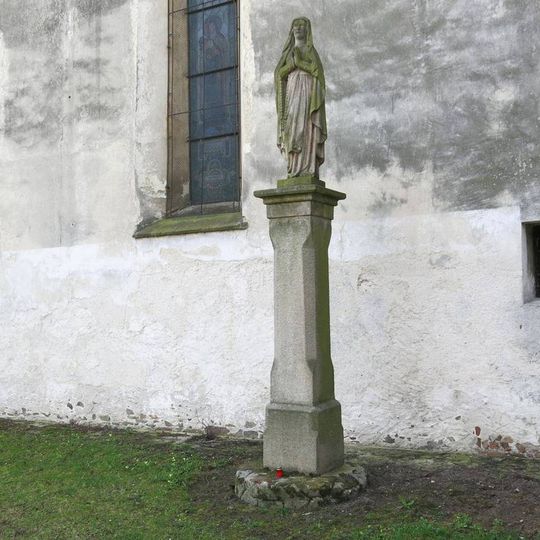 Socha Panny Marie u zdi kostela svatých Petra a Pavla v Kaplici