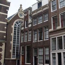 Huis met gevel onder rechte lijst met consoles en attiek