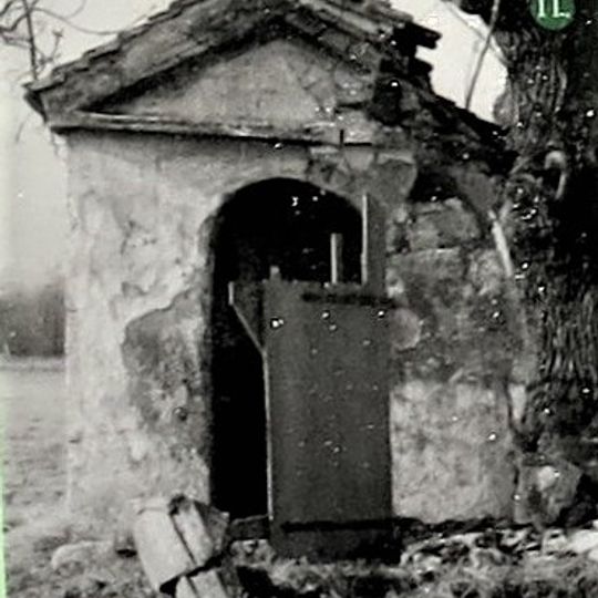 Zbytky kapličky na východním okraji Lučního Chvojna