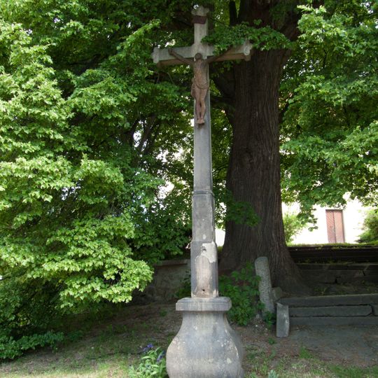 Kříž v Tučapech u kostela