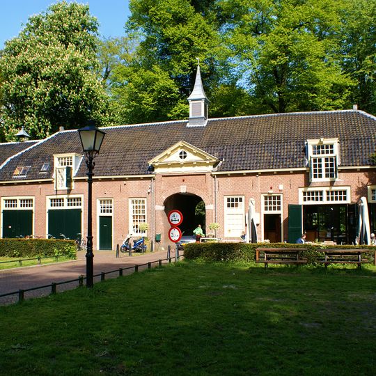 Dienstwoning en stallen met poortdoorgang, met mansarde dak, poortdoorgang door tympanon bekroond