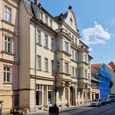 Mietshaus in geschlossener Bebauung mit aufwändiger Fassade Schandauer Straße 17