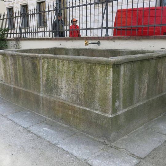 Kamenná nádrž na vodu v parku u Regionálního muzea v Českém Krumlově