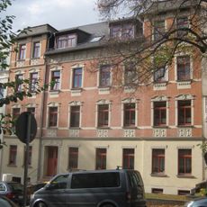 Mietshaus in geschlossener Bebauung mit Vorgarten Nürnberger Straße 7