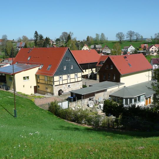 Wohnstallhaus und Scheune mit angebautem Seitengebäude eines Bauernhofes Teichweg 17