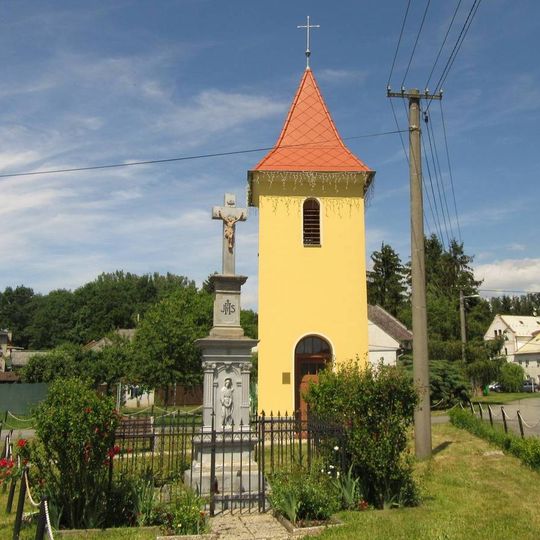 Kříž v Hynkově před zvonicí