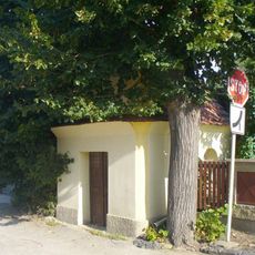 Kaple v ulici v severní části obce Travčice