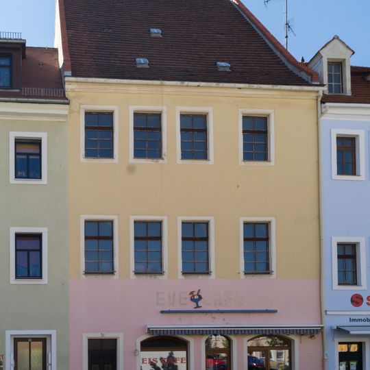 Wohnhaus in geschlossener Bebauung, durch Baukörper und steiles Dach hervorgehoben Markt 11