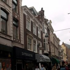 Pand met gevel 18e eeuw met doorbroken kroonlijst op gesneden consoles