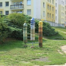 Keramická plastika v Spartakiádní ulici ve Všebořicích