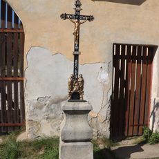 Kříž před farou v Opatově