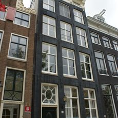 Pand met gevel onder verhoogde lijst met consoles