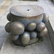 Keramická plastika v atriu nákupního střediska Kochmanka