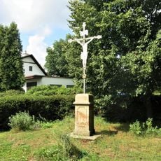 Kříž na rozcestí naproti domu 667 ve Sněžné