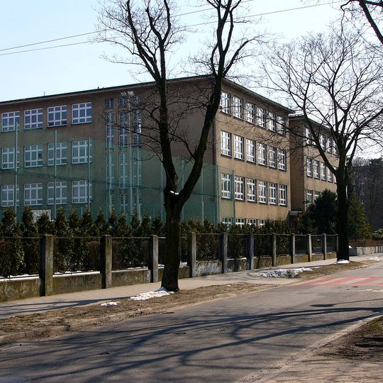 Budynek szkoły przy ul. Stanisława Wyspiańskiego 1-3 w Tarnowskich Górach