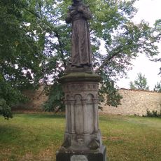 Socha svatého Františka z Assisi u kláštera bosých karmelitánů ve Slaném