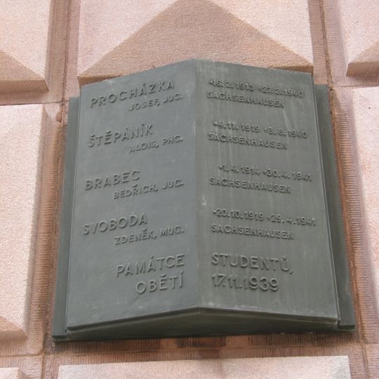 Pamětní deska obětem 17.11.1939 v Kounicových kolejích v Brně