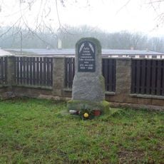 Pomník padlým u kaple v Solopyskách