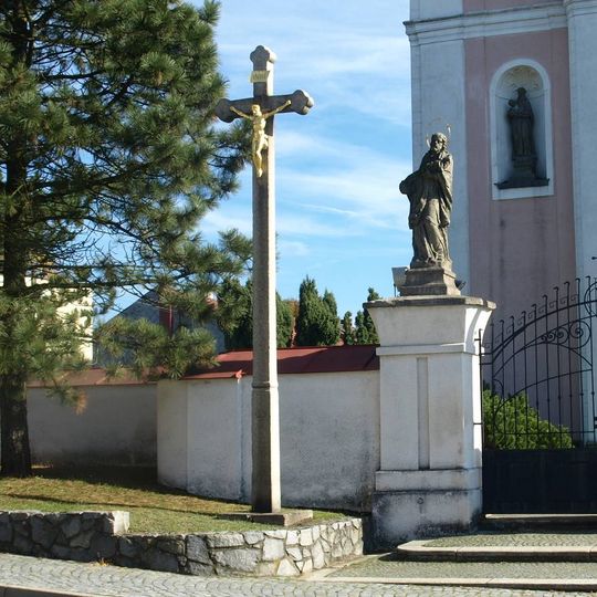 Kamenný kříž u kostela svatého Václava v Novém Veselí