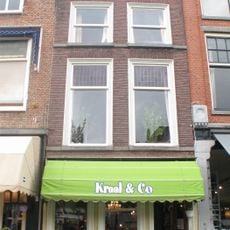 Pand met lijstgevel. Onderpui intact