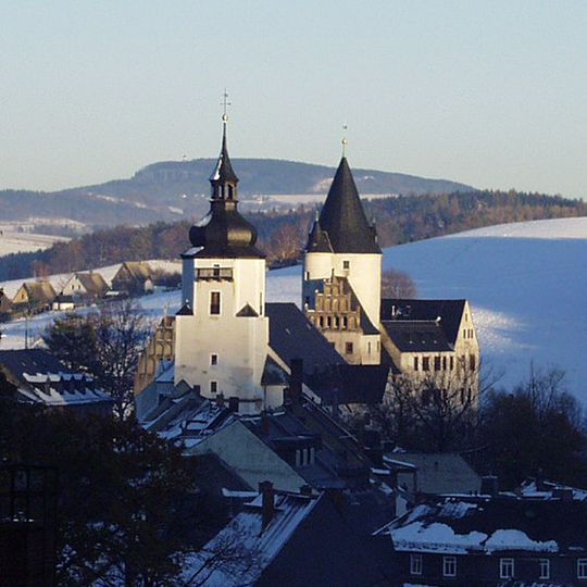 Einzeldenkmale der Sachgesamtheit Schloss Schwarzenberg: dreiflügelige Schlossanlage mit südwestlichem Bergfried, westlich angebautem Turmhaus, östlichem Oberhaus , südlichem Zwischenbau zum Bergfried, neogotischem Nordbau (Amtsger