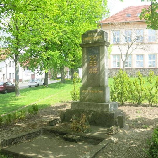 Pomník padlým u školy v Mnetěši