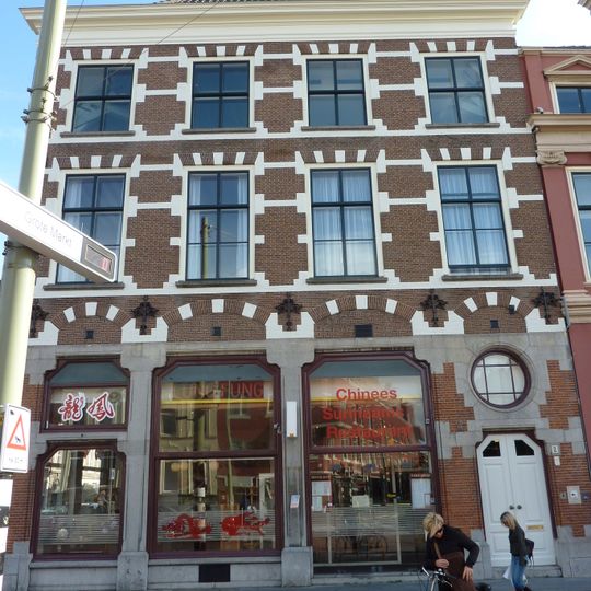 Pand met gevel, onderpui ingrijpend gewijzigd