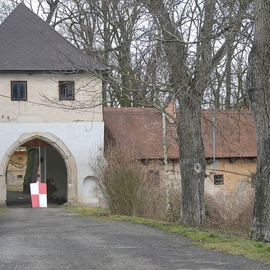 Brána předzámčí zámku Stránov