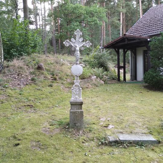 Bílý kříž na okraji Chudějova