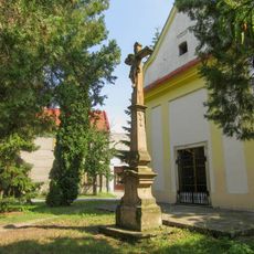 Kříž v Chořelicích u kaple svatého Floriána