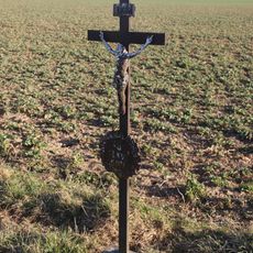 Kříž u cesty severně od Láze