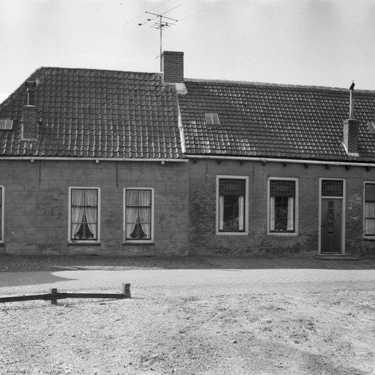 Huis onder schilddak met gepleisterde langsgevel aan de Ring. Schuiframen