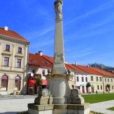 Mariánsky stĺp, pilier s architektúrou